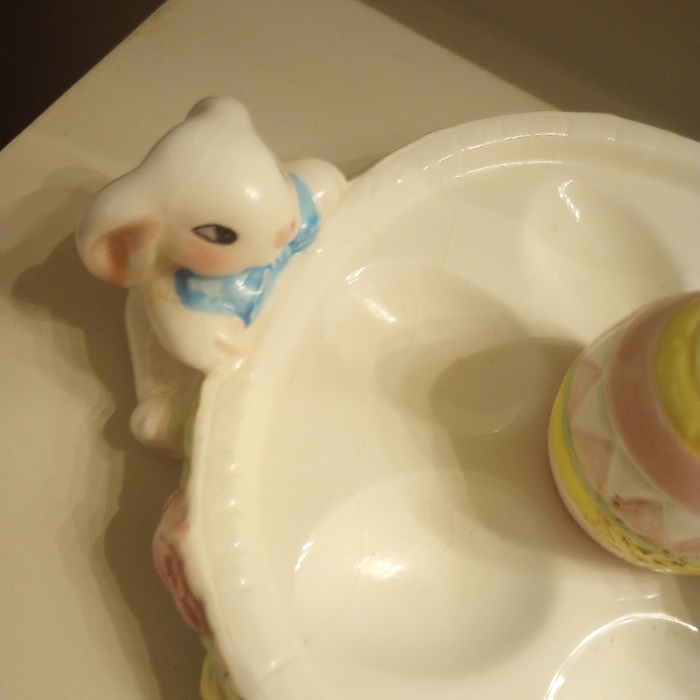 Ceramic Easter Egg Display Plate and matching salt and pepper shakers - Picture 3 of 11